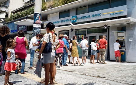 Rất nhiều người Hy Lạp chôn chân hàng giờ tại các máy ATM trong ngày 29/6 (Ảnh: