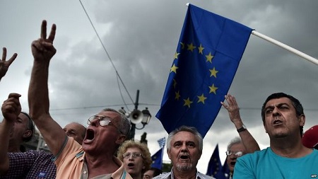 Người Hy Lạp xuống đường biểu tình, mong muốn ở tại EU trong ngày 30/6 (Ảnh: AFP)
