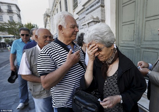 Người cao tuổi Hy Lạp thất vọng khi đi lãnh tiền trợ cấp. Ảnh: Reuters