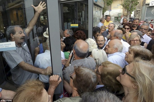 Hy Lạp: Thảm cảnh người cao tuổi đi rút lương lưu

