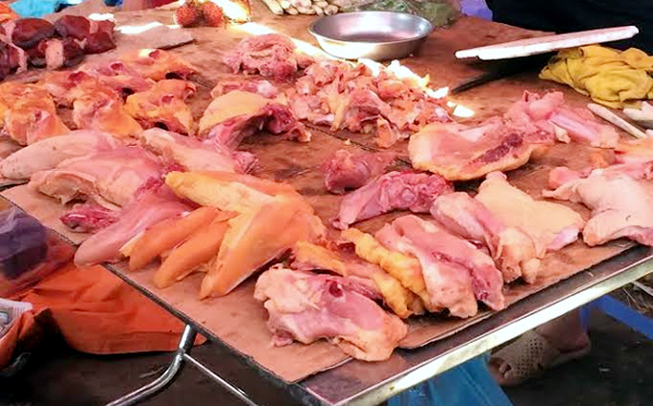 Thịt gà giá siêu
rẻ 25.000 đồng được bày bán la liệt tại chợ
