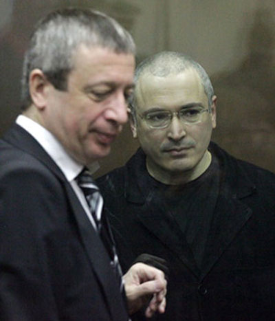 Luật sư Vadim Klyuvgant (trái) và ông Mikhail Khodorkovsky Ảnh: ZNAK