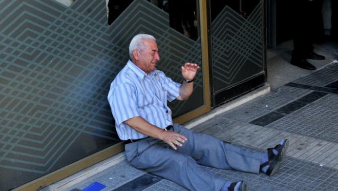 Đau lòng hình ảnh cụ ông người Hy Lạp ngồi khóc cạnh ngân hàng