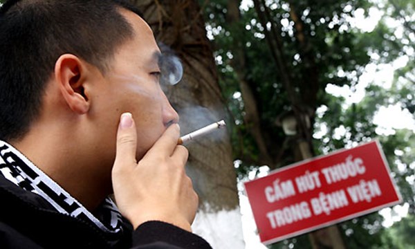 Bộ Công thương cấm nhân viên hút thuốc lá lậu: “Chẳng lẽ lục túi để kiểm tra”?