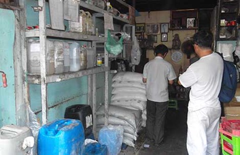 Khách hàng tìm mua
hóa chất tại khu vực chợ Kim Biên. (Ảnh chụp chiều 6-7) Ảnh: Quang Huy