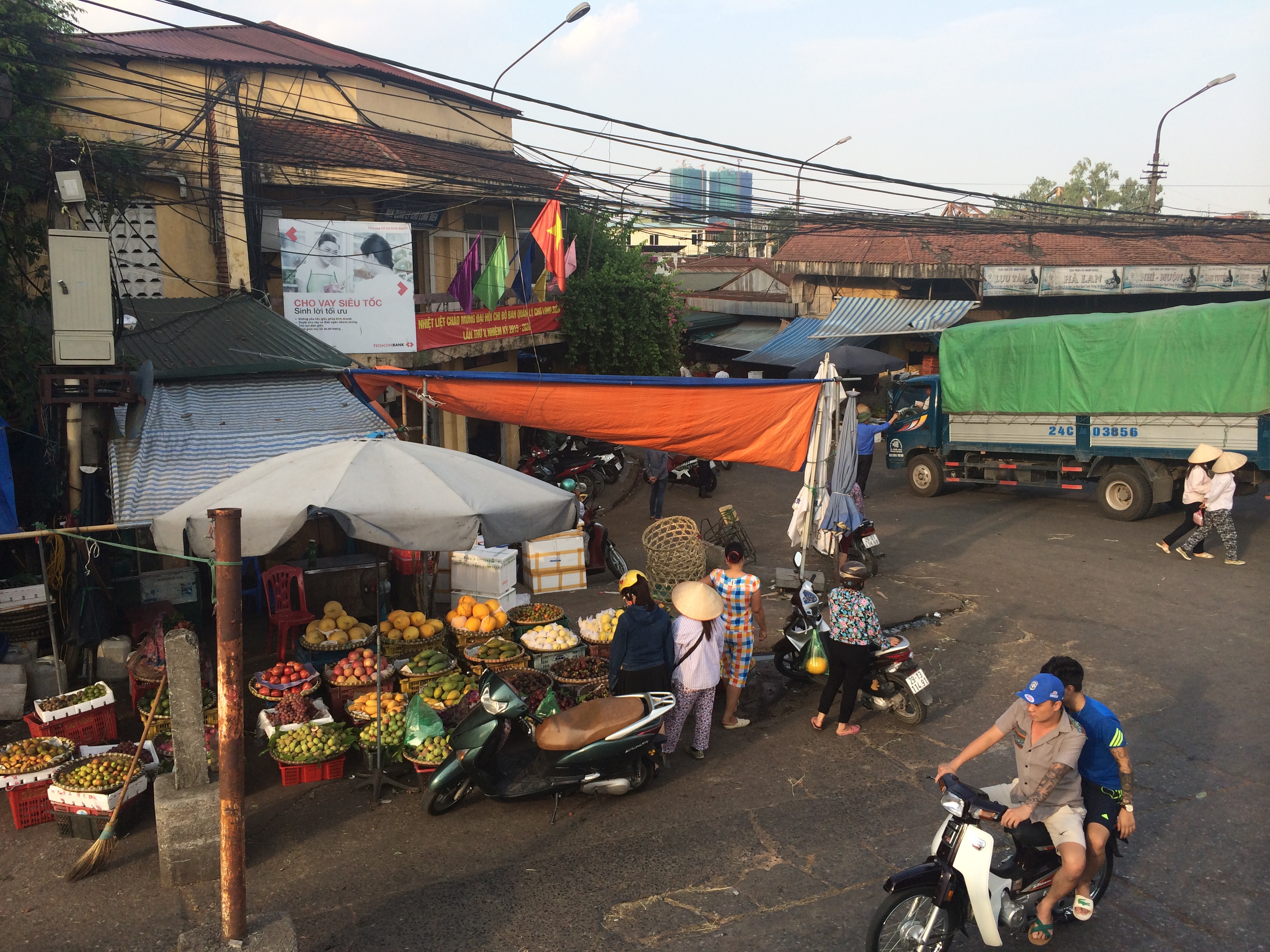 Xoá sổ chợ Long Biên: Tiểu thương hoang mang, lo 