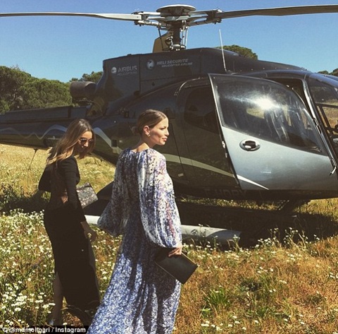 Tận hưởng kỳ nghỉ hè bằng trực thăng riêng - Ảnh: Instagram
