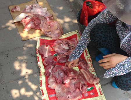 Thịt lợn được bày bán ngoài chợ với thời tiết nắng nóng của
mùa hè rất dễ bị ôi thiu