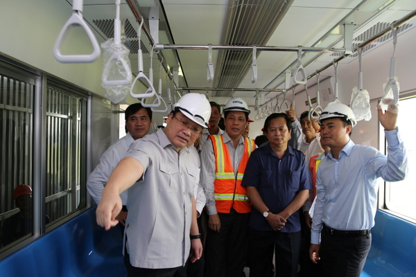 Phó Thủ tướng Hoàng Trung Hải kiểm tra mẫu toa tàu đang trưng bày lấy ý kiến người dân TPHCM.