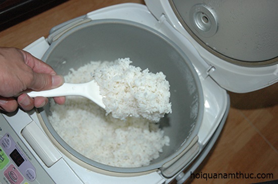 Mang cả nồi cơm lên cơ quan nấu để xài điện 'chùa'