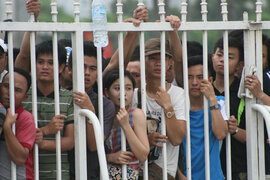 Dòng người chen lấn, xô đẩy để giành vé xem trận Việt Nam-Man City