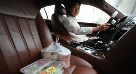 Đại gia Trung Quốc lái siêu xe đi giao mỳ lạnh
