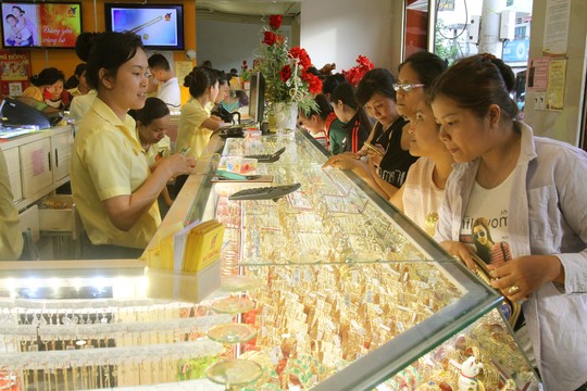 Khách hàng mua
vàng tại tiệm vàng Mi Hồng (quận Bình Thạnh, TP HCM) Ảnh: HOÀNG TRIỀU