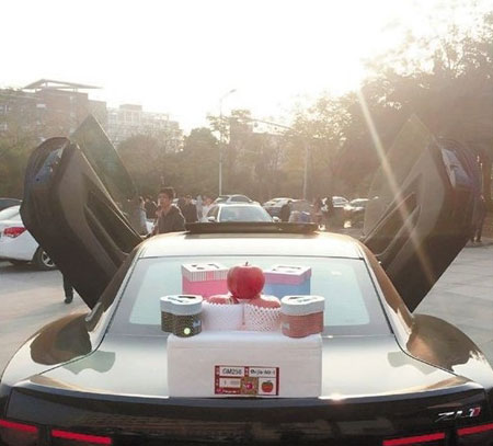 Một tiểu thư Trung Quốc dùng siêu xe làm quầy hàng để bán táo