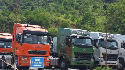 Xe tải trọng lớn Trung Quốc nhập vào Việt Nam trong 6 tháng
đầu năm cao bất thường. Ảnh: PV.