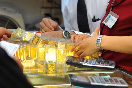 Giá vàng trong xu hướng giảm giá nhưng khoảng cách chênh lệch so với giá vàng thế giới vẫn giữ ở mức 4,2 triệu đồng/lượng. 