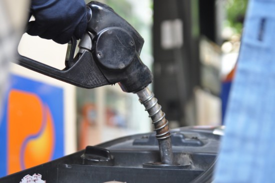 Kỳ vọng giá xăng dầu còn giảm tiếp trong tháng 8 - 1