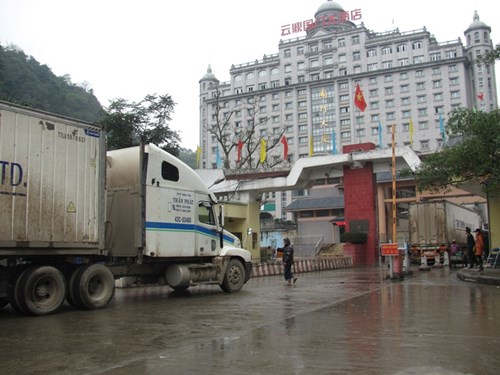 Gần 500 xe hàng nông sản ùn ứ tại cửa khẩu Tân Thanh - ảnh 1