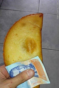 Tiền Venezuela giá trị không hơn một tờ giấy ăn
