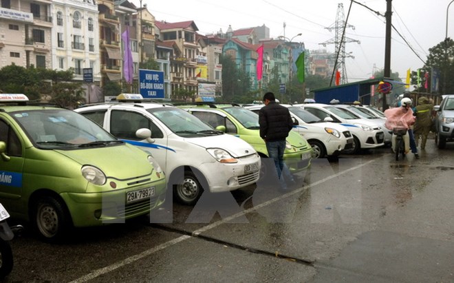 Giá xăng giảm 4 lần, doanh nghiệp taxi vẫn chưa định giảm cước