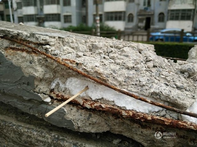 
Theo chinadaily, người dân thành phố Thụy Xương, tỉnh Giang Tây, Trung Quốc vô cùng phẫn nộ khi phát hiện những miếng xốp nằm xen lẫn cùng ximăng trên một thanh chắn hàng rào dài khoảng 400m đang bị gãy dần. (Nguồn: QQ)

