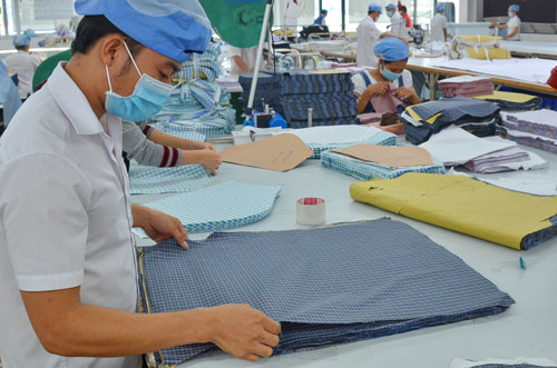 
Kiểm tra chất lượng vải trước khi may tại Tổng Công ty May Việt Tiến Ảnh: Tấn Thạnh
