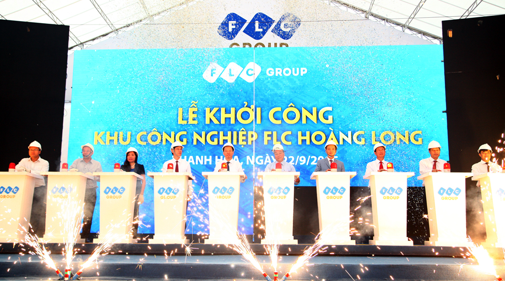 Các đại biểu thực hiện nghi lễ khởi công dự án KCN FLC Hoàng Long