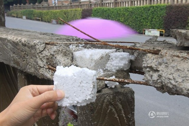 
Người phụ trách thuộc Sở xây dựng thành phố Thụy Xương giải thích rằng bổ sung xốp vào trong bêtông là một kỹ thuật mới. (Nguồn: QQ)
