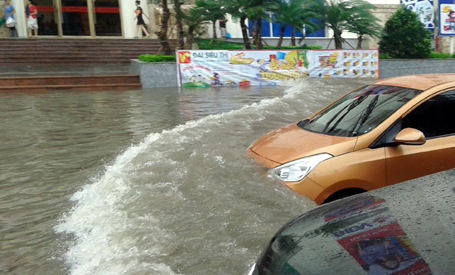 Sóng cuồn cuộn… trên mặt đường Minh Khai sau trận mưa lớn kéo dài từ đêm 21/9 đến sáng ngày 22/9. (Ảnh: Quang Phong)
