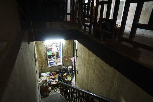 Hình ảnh cuộc sống rệu rã, xập xệ bên trong những căn biệt thự cổ cũ nát ở Thủ đô. (Ảnh: Hữu Nghị)