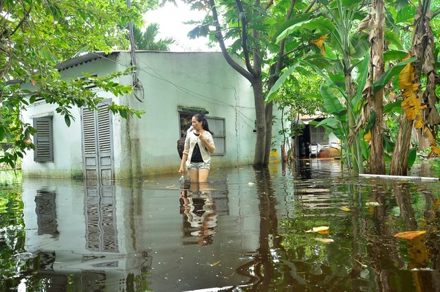 Gần 1 tuần sau trận mưa ngập kỷ lục, người dân ở phường An Lạc, quận Bình Tân, TPHCM vẫn phải sống trong cảnh nước ngập cao ngang đùi; nước bẩn kèm rác thải hôi thối bủa vây khắp căn nhà. (Ảnh: Đình Thảo)