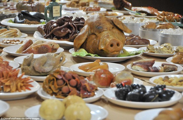 Bữa tiệc gồm các món ăn truyền thống đặc trưng của người Trung Quốc