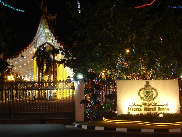 Lối cổng chính của cung điện