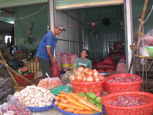 
Nông sản Trung Quốc được bày bán tràn lan tại các chợ đầu mối TP.Long Xuyên, An Giang. Ảnh: Trọng Bình
