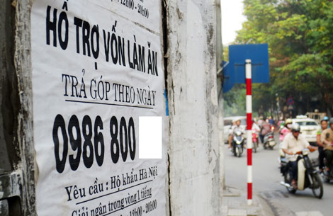 
Tràn lan tờ rơi quảng cáo dịch vụ cho vay theo kiểu “tín chấp” trên phố ở Hà Nội.
