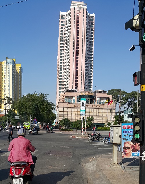 Thuận Kiều Plaza nhìn từ đường Kinh Dương Vương