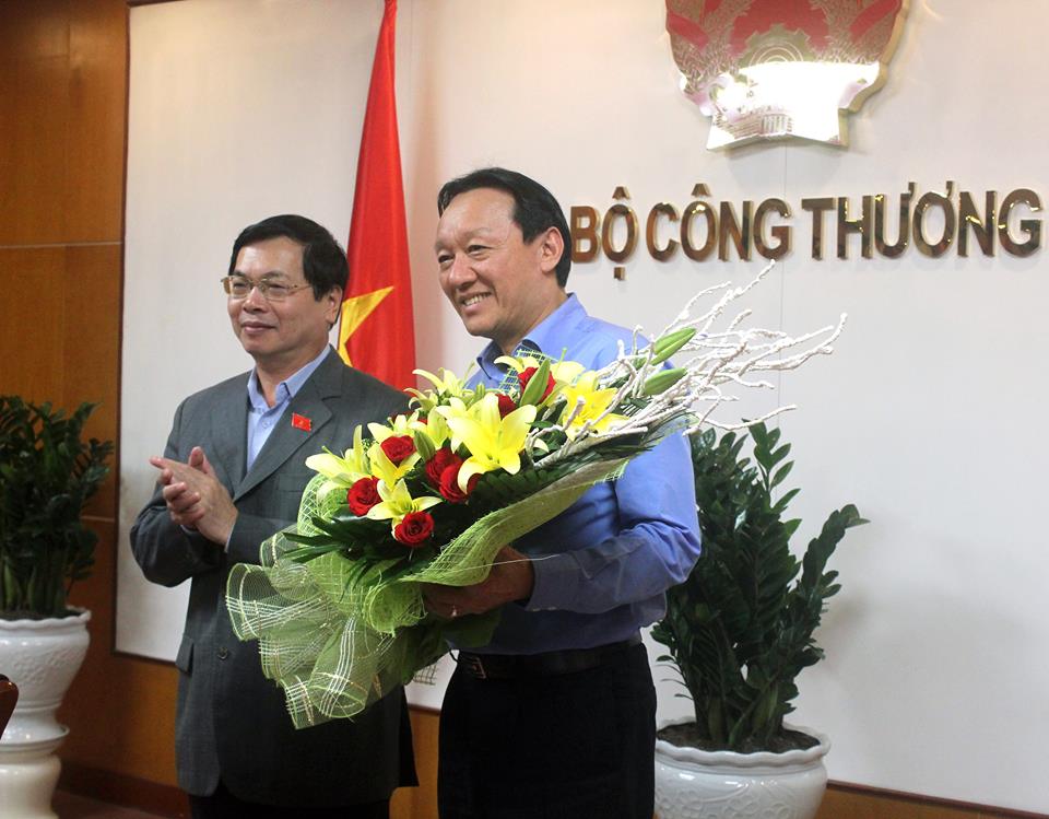 
Bộ trưởng Vũ Huy Hoàng trao quyết định bổ nhiệm cho ông Phan Đăng Tuất. 
