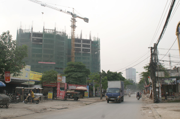 
Nhiều chung cư cao tầng đang xây dựng trên đường Lĩnh Nam

