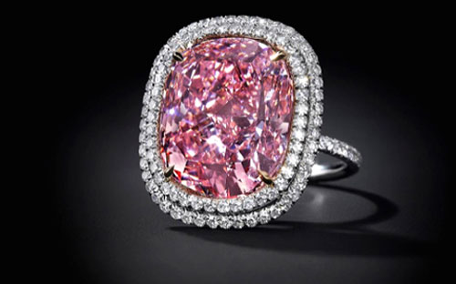 
Viên kim cương hồng mà Christies sắp đấu giá được gắn trên một chiếc nhẫn - Ảnh: CNBC.
