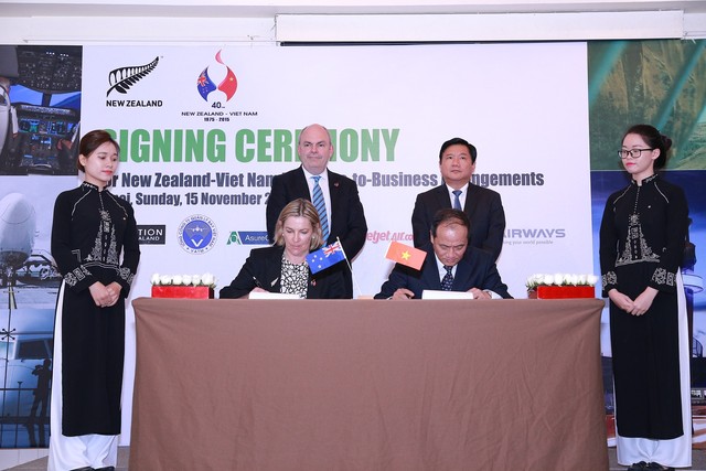 
Tiến sĩ Dương Cao Thái Nguyên, Giám đốc Học viện Hàng không Việt Nam ký với Bà Susan Paterson, Chủ tịch Công ty Airways New Zealand
