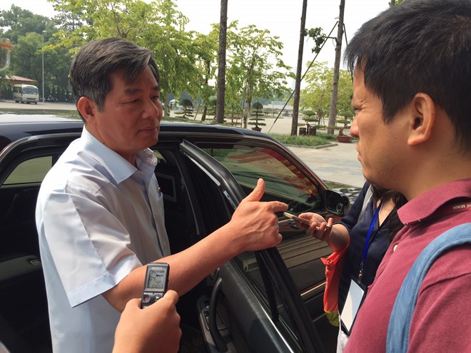 Bộ trưởng Vinh nán lại trao đổi với phóng viên sau khi tan phiên làm việc tại Quốc hội