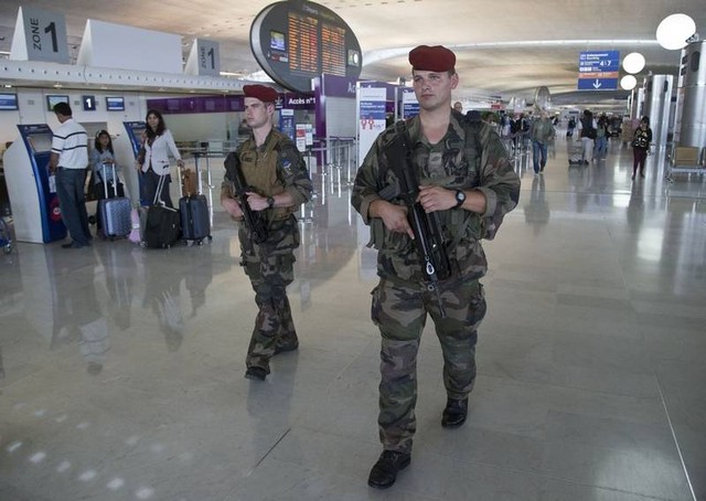 
An ninh được thắt chặt tại các sân bay Pháp sau vụ tấn công liên hoàn 13/11.
