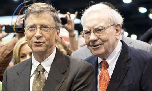 Tỉ phú Mỹ Bill Gates và Warren Buffett. Ảnh: nguồn CNBC