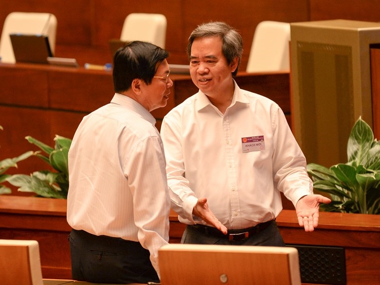 Thống Đốc Ngân hàng Nhà nước Nguyễn Văn Bình trao đổi thông tin với đại biểu bên hành lang Quốc hội - ảnh: Quochoi.vn
