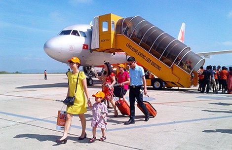 
Ngày càng nhiều người chọn cách mua vé máy bay vòng sang Thái Lan để về quê ăn tết. Ảnh: Quang Huy
