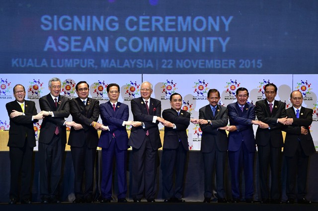 Lãnh đạo các nước ASEAN tại lễ ký Tuyên bố thành lập Cộng đồng ASEAN ở Kuala Lumpur, Malaysia ngày 22/11/2015 (Anh: VGP)