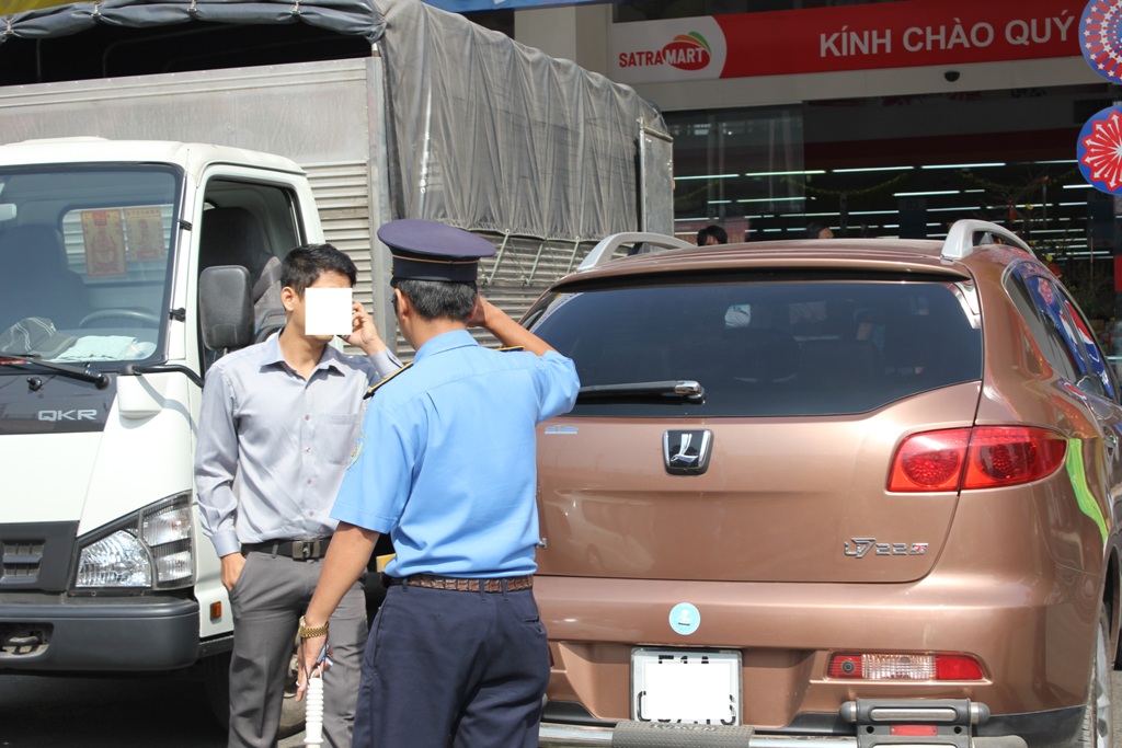 Thanh tra Sở GTVT TPHCM kiểm tra đột xuất, lập biên bản vi phạm đối với “taxi” Uber tại khu vực siêu thị Sài Gòn (đường 3/2, quận 10)