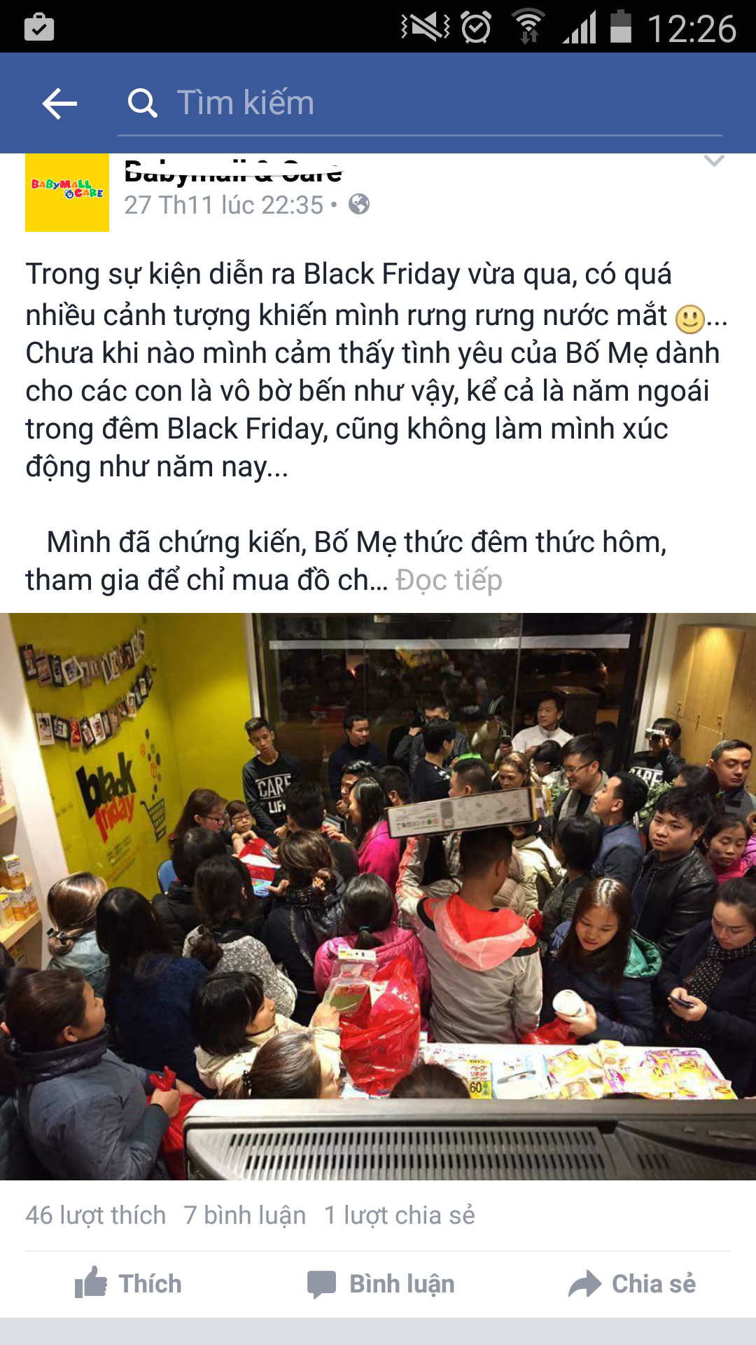Cảnh tượng diễn ra giữa đêm diễn ra chương trình Black Friday của một cửa hàng bán đồ trẻ em trên phố Phan Bội Châu.
