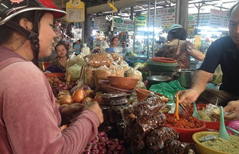 
Hành tây Trung Quốc, gừng Indonesia xuất hiện ngày càng nhiều tại chợ. Ảnh: Tú Uyên
