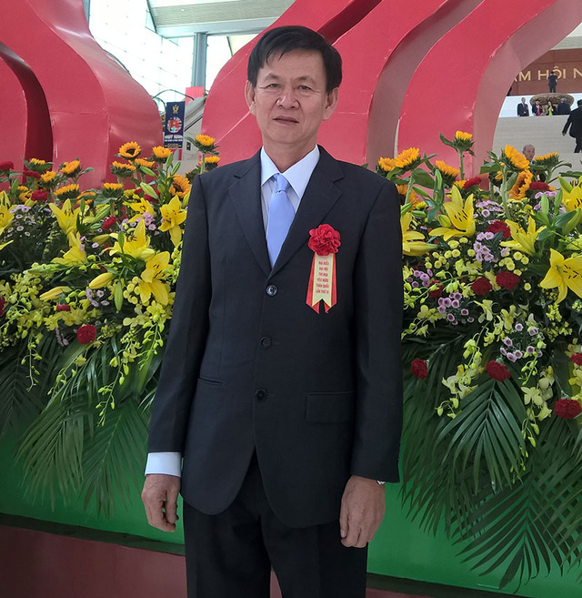 Ông Phan Tấn Bện là một trong những cá nhân điển hình làm kinh tế giỏi về dự Đại hội Thi đua yêu nước lần IX tại Hà Nội (6 - 7/12/2015)